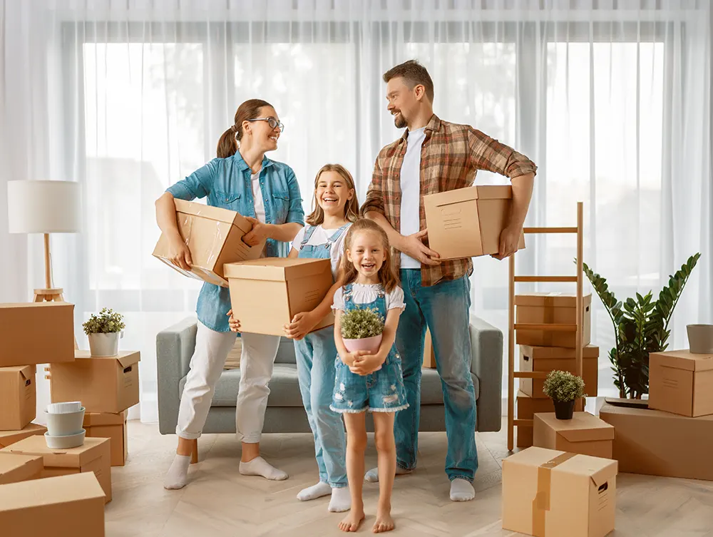 Agente inmobiliario entregando las llaves de una nueva casa a los compradores